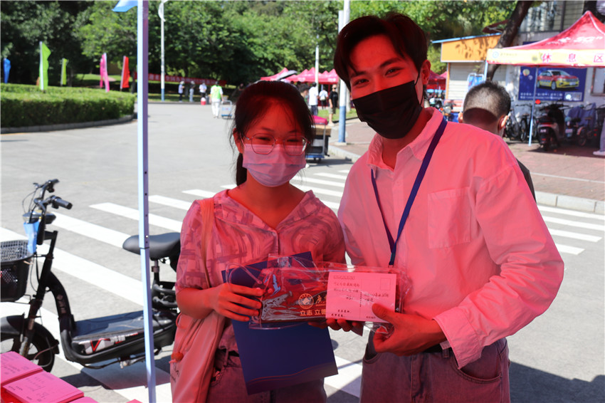 77E3C17DA7B93637EB8FA9AF69B_33638928_2D207