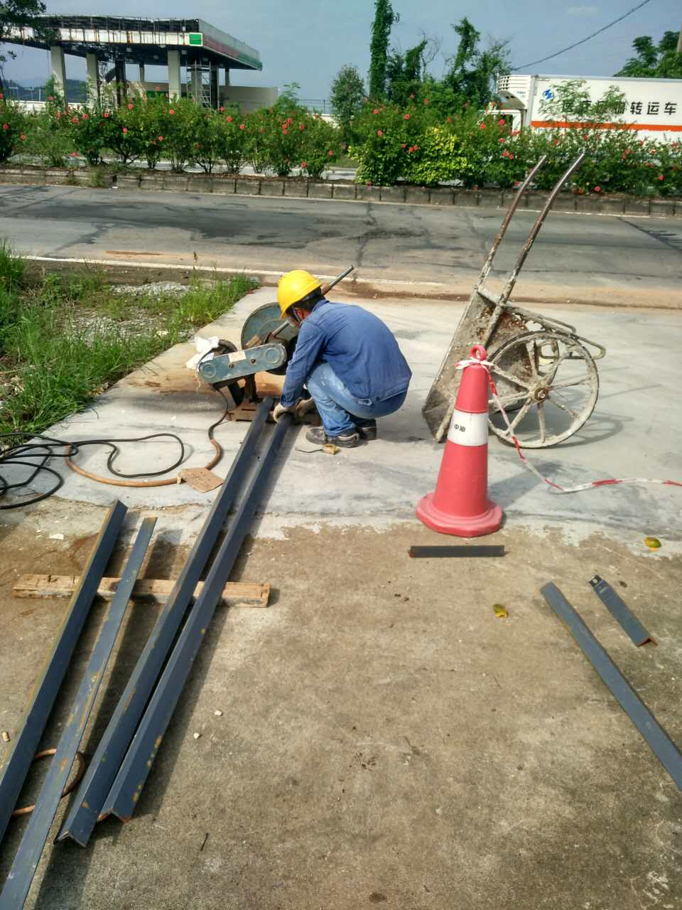 中油BP斗山二号油站替换油棚屋面瓦工程