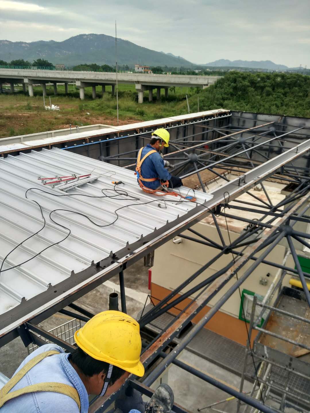 中油BP斗山二号油站替换油棚屋面瓦工程