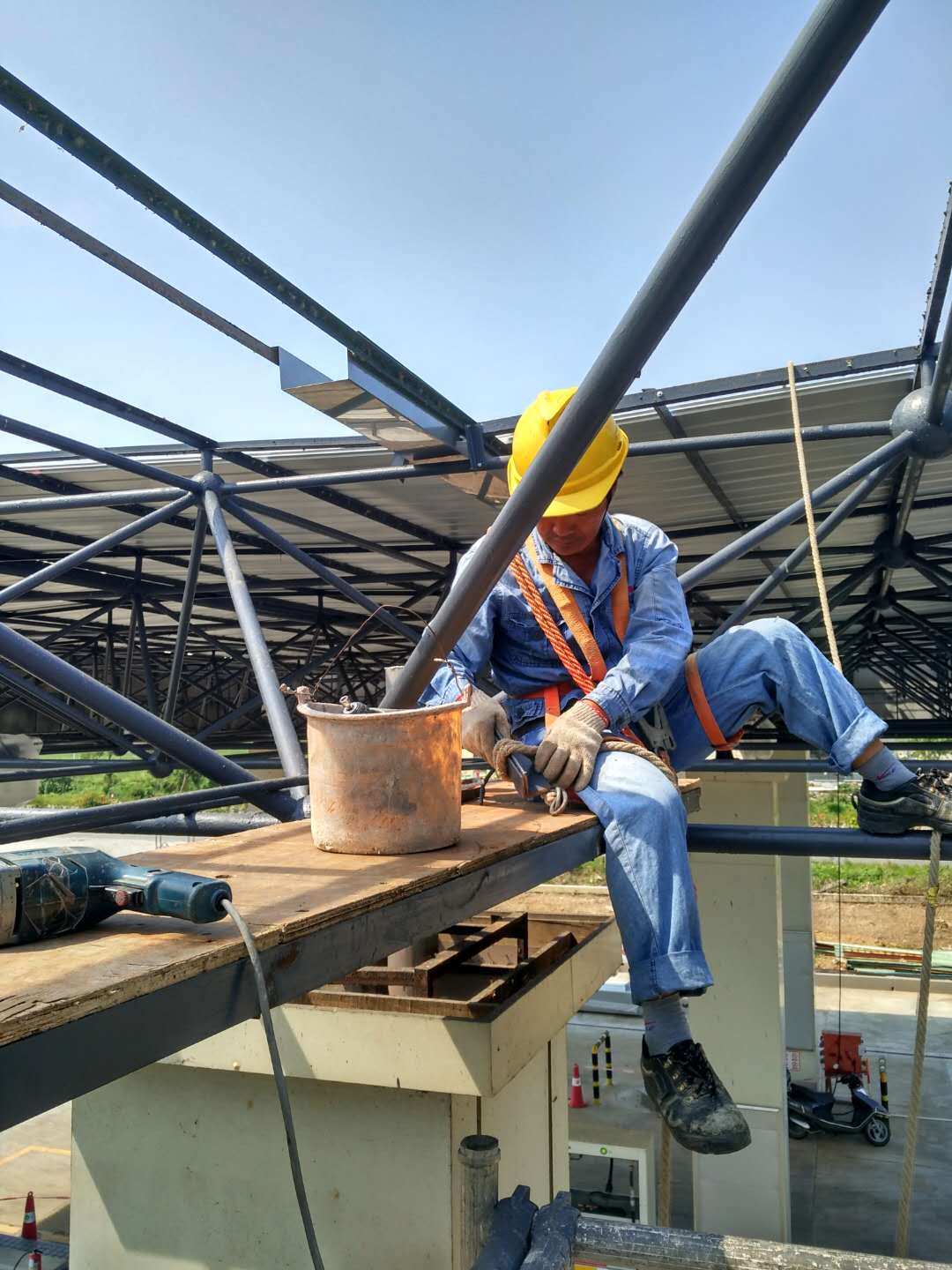 中油BP斗山二号油站替换油棚屋面瓦工程