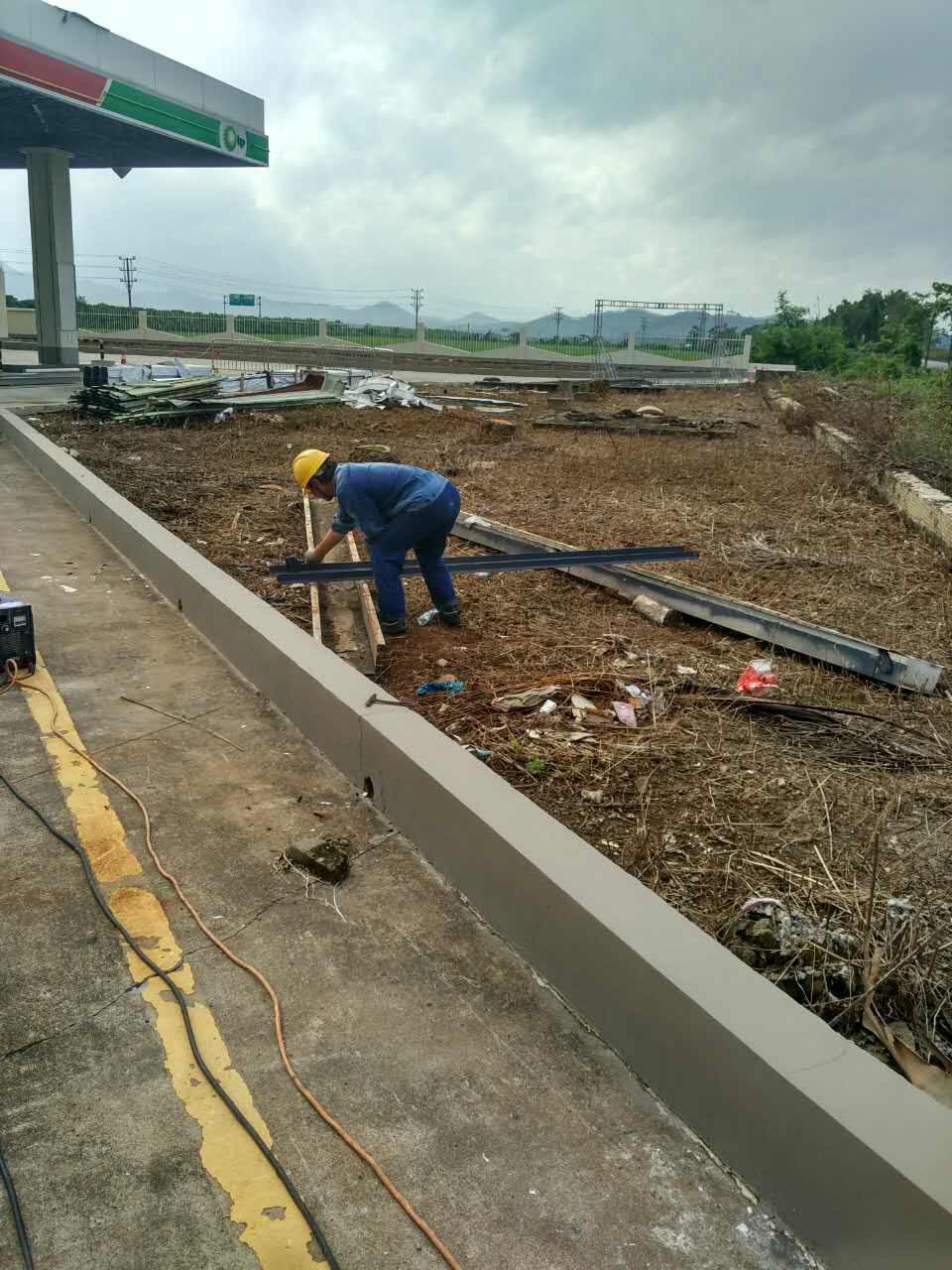 中油BP斗山二号油站替换油棚屋面瓦工程