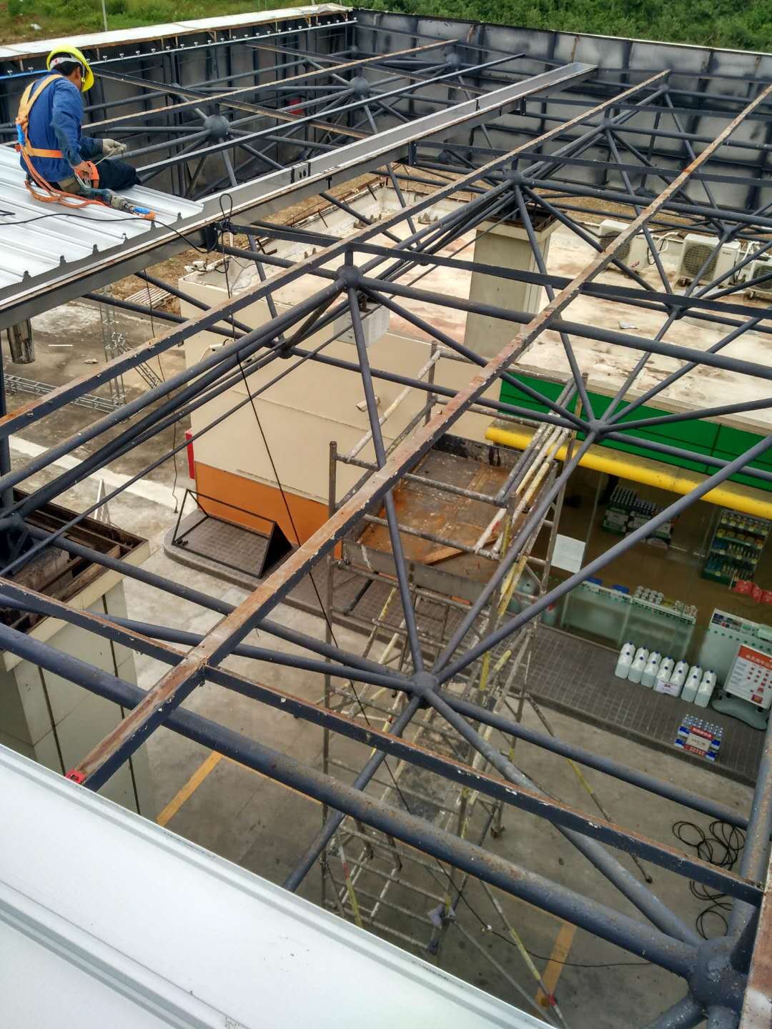 中油BP斗山二号油站替换油棚屋面瓦工程